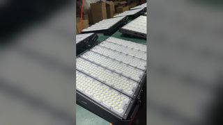 Çiftlikler, Tüneller ve Mahkemeler için İdeal, Enerji Verimli IP66 LED Projektör Işıklarını Tanıtın